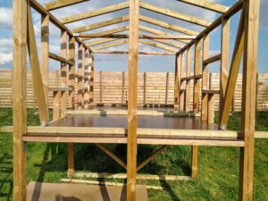 Read more about the article Udskæring af gulvplader og montering af skelet under hus