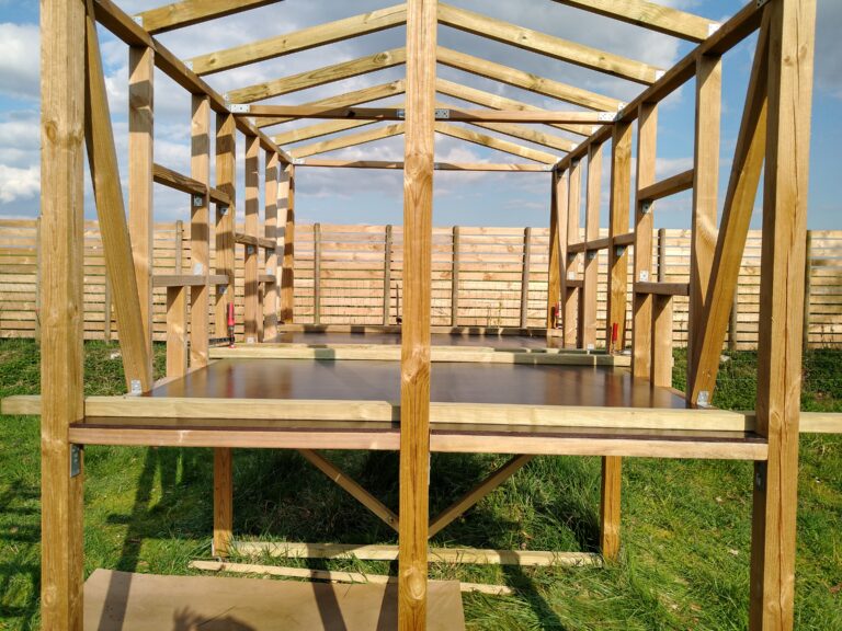 Read more about the article Udskæring af gulvplader og montering af skelet under hus
