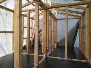 Read more about the article Opsætning af skellet i hus og behandling af plader i bund under hus