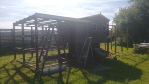 Read more about the article Maling af sternbrædt, montering af net på gård 1 og rem på gård 2