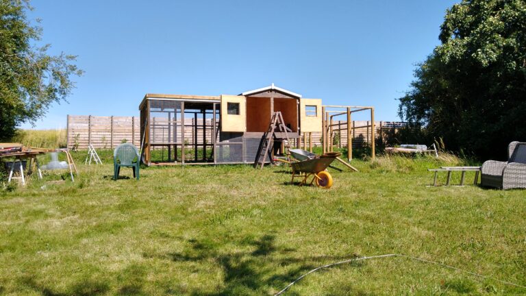 Read more about the article Udboring af huller, montering af ventilationsriste og trådnet