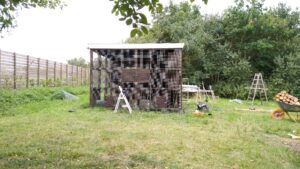 Read more about the article Montere låger og lister samt slibe rafter